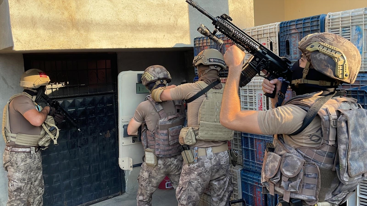 Mersin'de 20 PKK/KCK şüphelisi hakkında gözaltı kararı