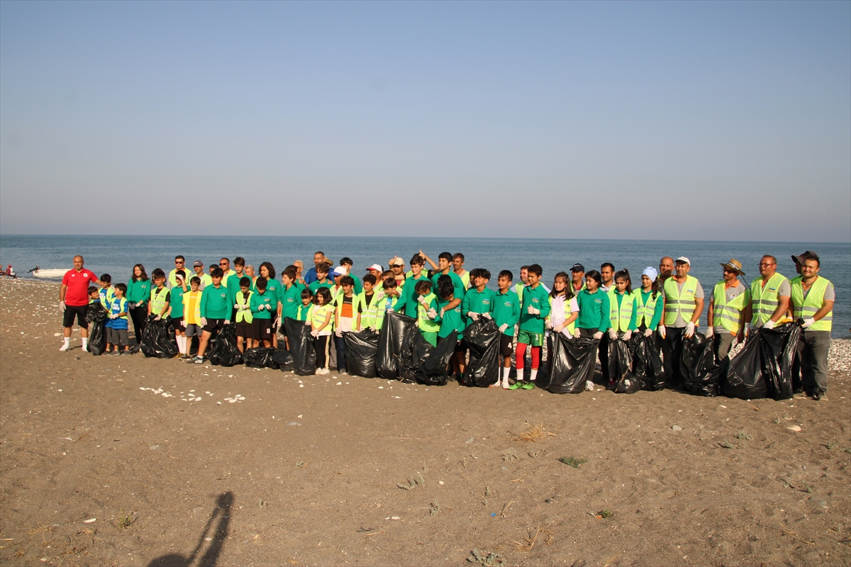 Mersin'de caretta carettaların yuva yaptığı sahilde temizlik