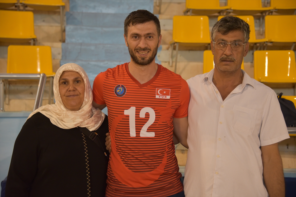 Milli voleybolcu Yiğiter, memleketindeki genç sporculara tecrübelerini aktarıyor:
