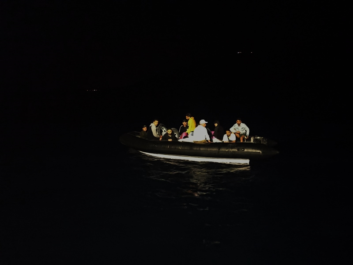 Muğla'da lastik bottaki 13 düzensiz göçmen kurtarıldı