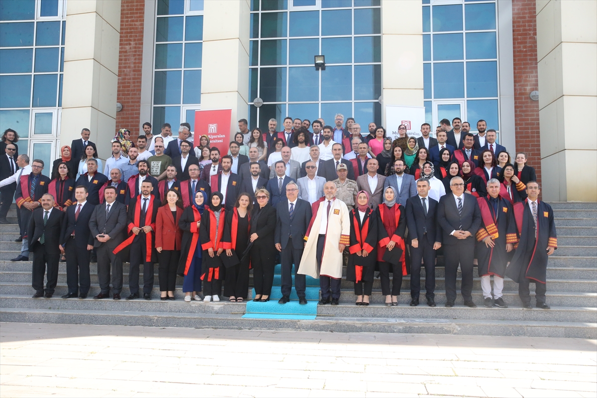 Muş'ta mezun olan üniversite öğrencileri törenle diplomalarını aldı