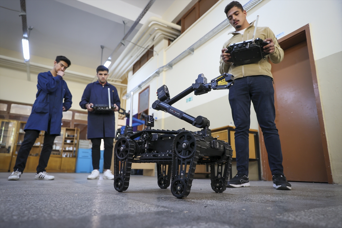 Öğrencilerin ilk işi, “Mehmetçiğin robot yardımcıları” oldu