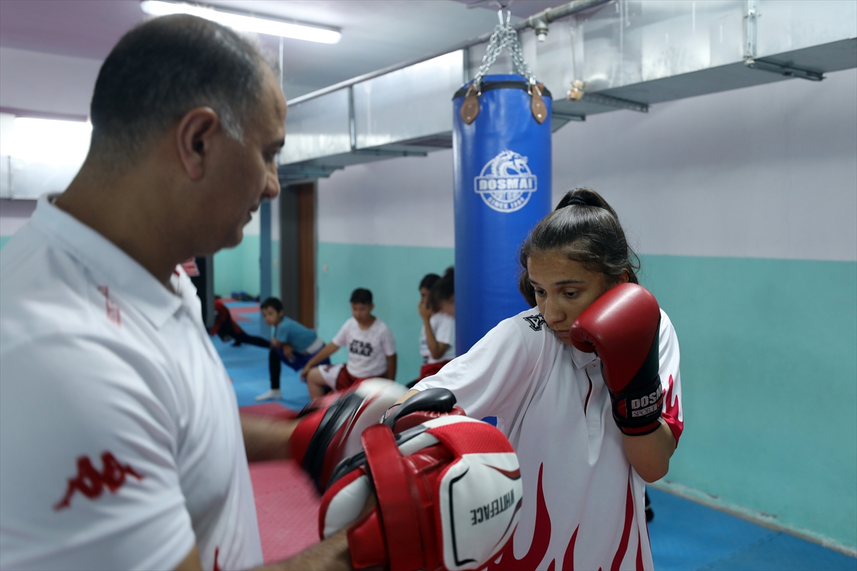Okul, aile, antrenör ve toplum desteği kick boksçu “Kader”i kürsüye taşıdı