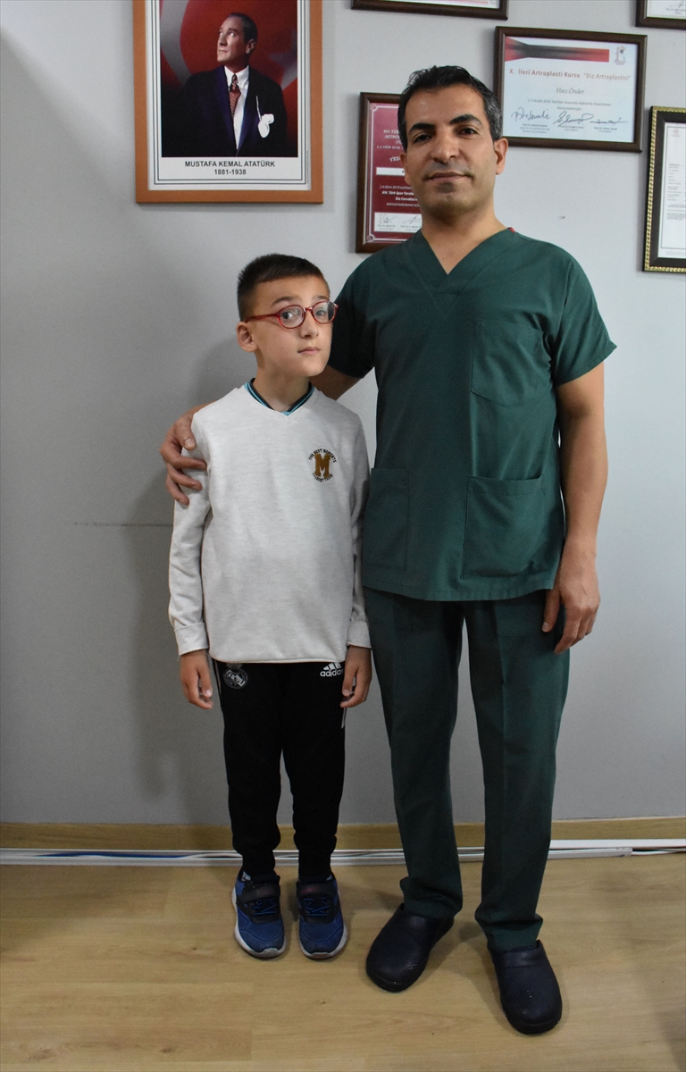 Ordu'da ayaklarından ameliyat olan Azerbaycanlı küçük Alisa yürümeye başladı