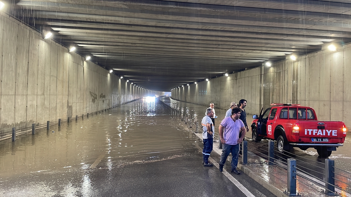 Osmaniye'de sağanak nedeniyle ev ve iş yerlerini su bastı