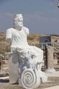 DENİZLİ (AA) – Mitolojide "ölüler ülkesine geçiş kapısı" olarak tanımlanan