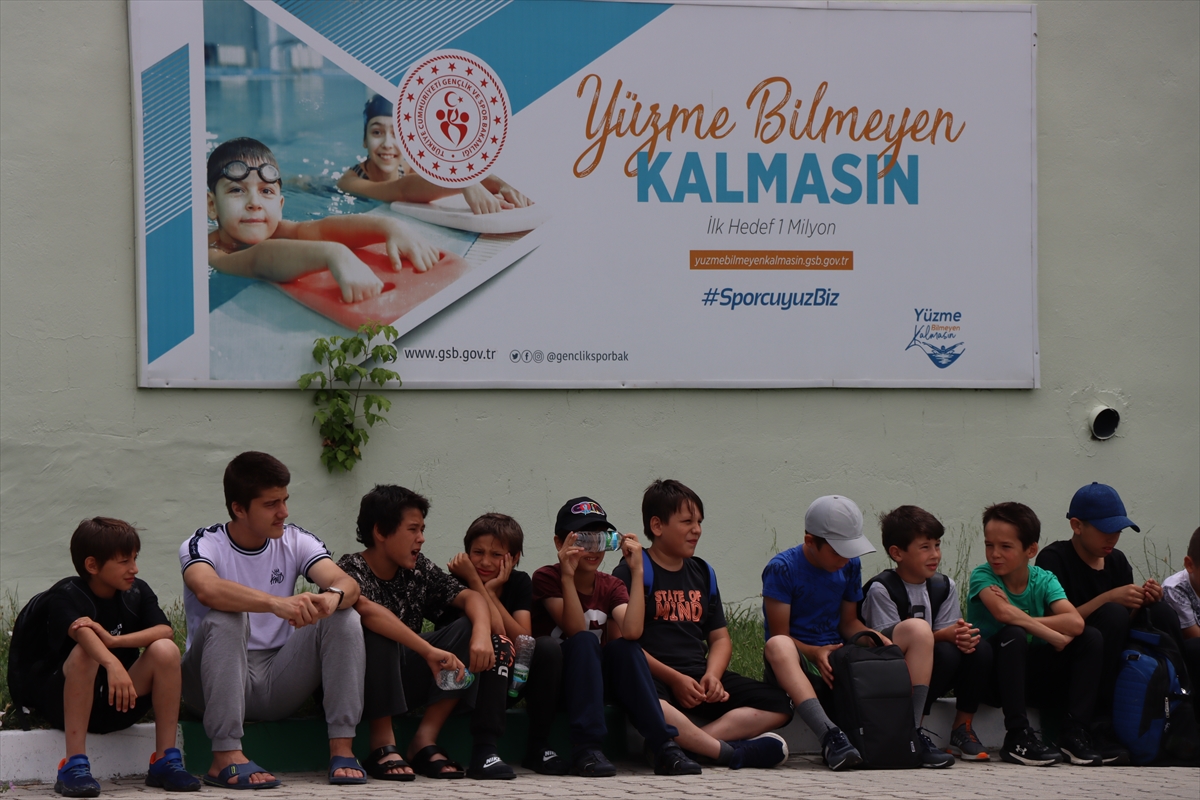 Pehlivanların antrenmanlarını Kırım Tatar ve Ahıska Türkü çocuklar da izledi