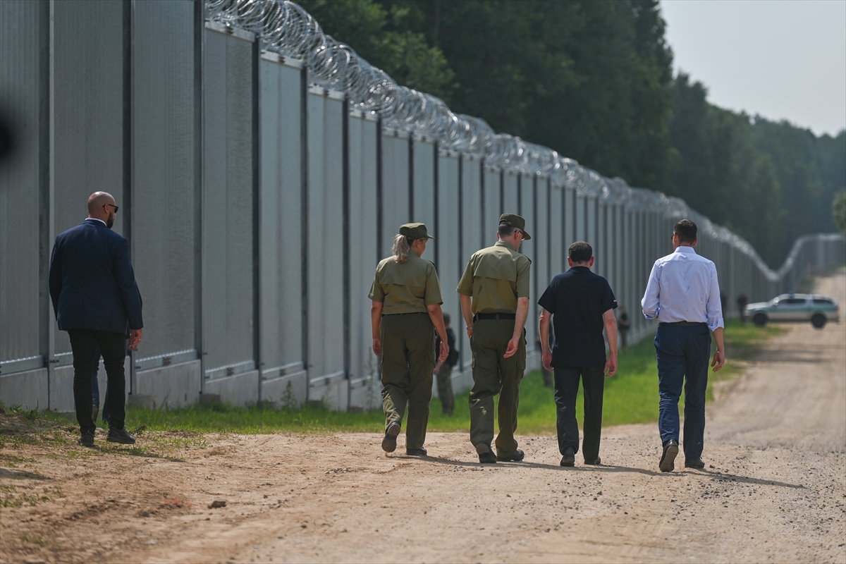 Polonya'nın göçmenlerin geçişini engellemek için Belarus sınırına inşa ettiği çelik duvar tamamlandı