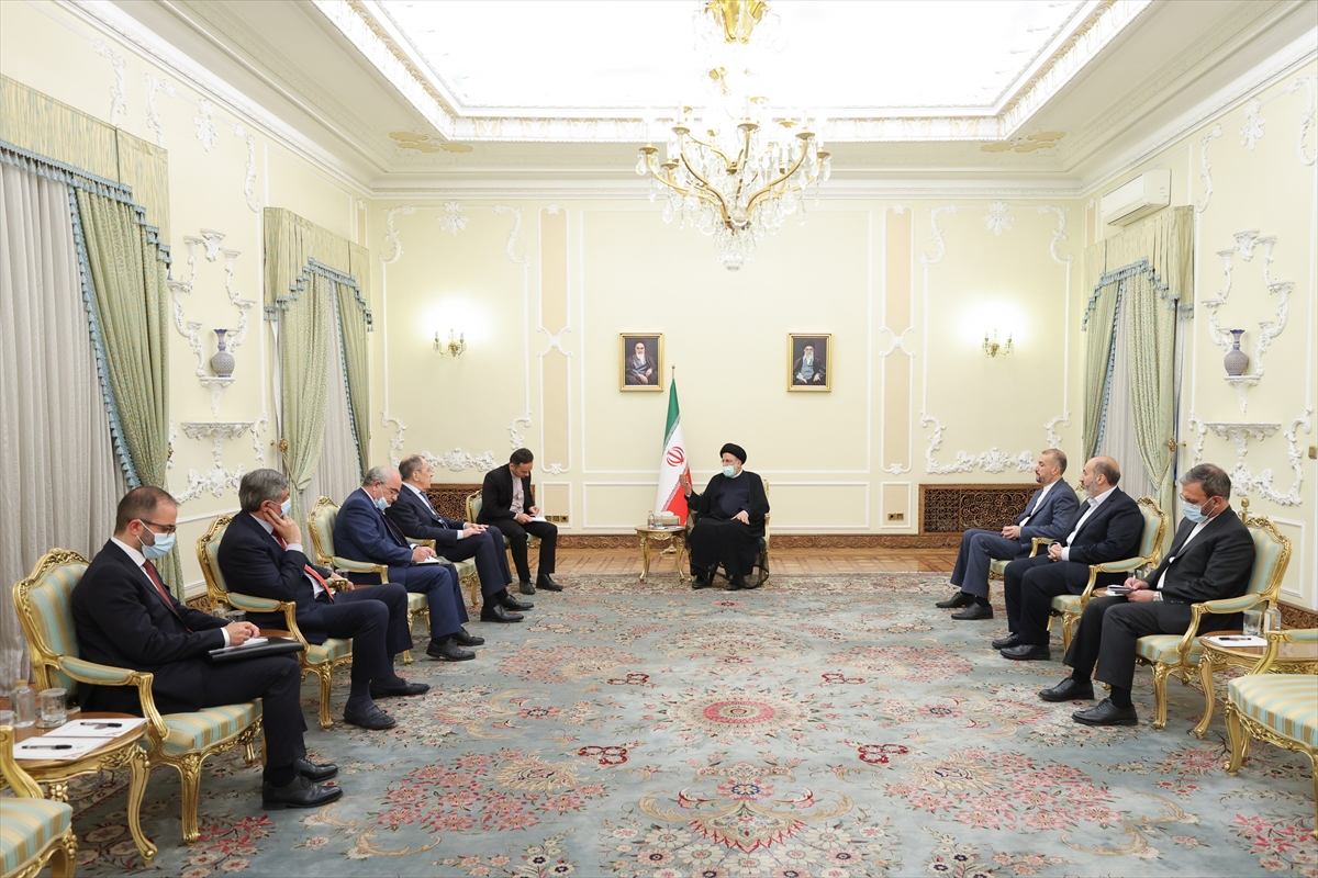 Rusya Dışişleri Bakanı Lavrov Tahran'da İran Cumhurbaşkanı Reisi ile görüştü