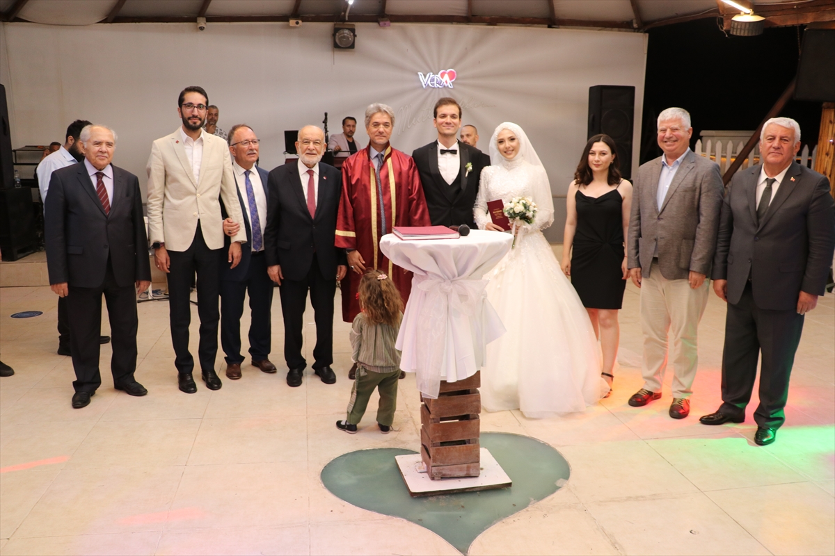 Saadet Partisi Genel Başkanı Karamollaoğlu, İzmir'de nikah şahitliği yaptı