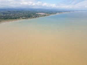 - Sahil şeridinde suyun rengi kahverengi görünüm aldı