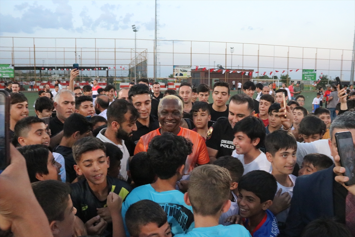 Şanlıurfa'da eski milli futbolcular genç futbolcularla maç yaptı
