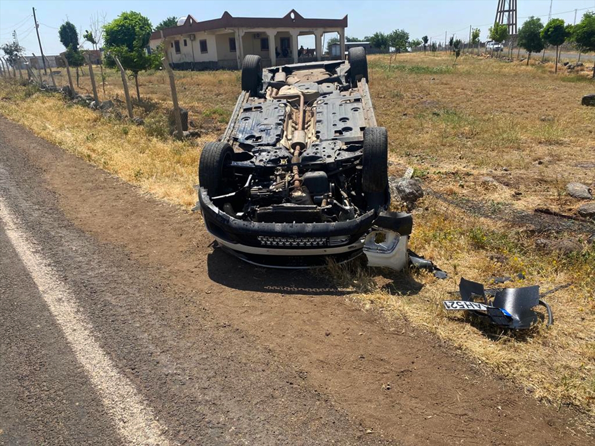 Şanlıurfa'da otomobilin devrilmesi güvenlik kamerasında