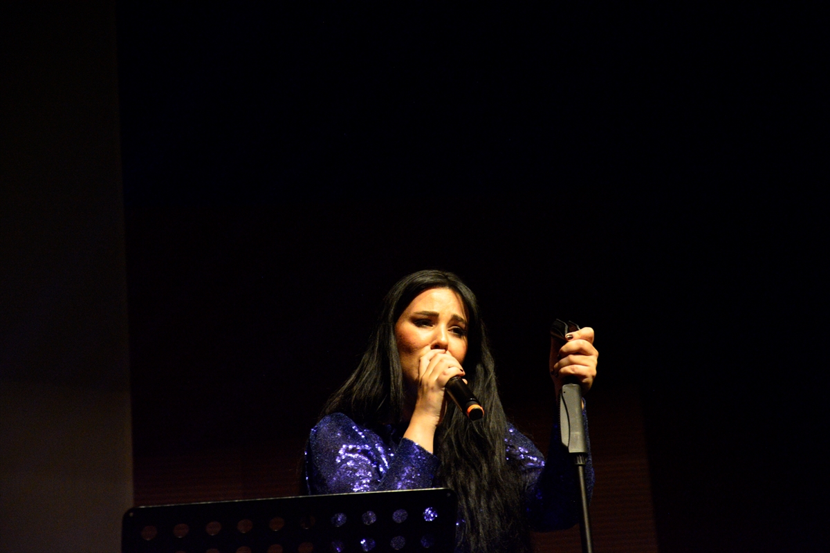 Şarkıcı Tuğçe Tayfur Bursa'da konser verdi