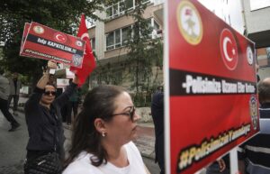 ANKARA (AA) – İstanbul'da polise yumruklu saldırıda bulunan Demokratik Bölgeler