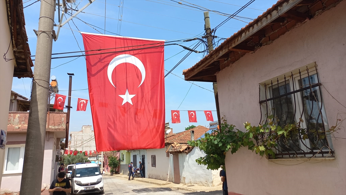 Şehit Uzman Çavuş Turgut İçen'in şehadet haberi İzmir'deki ailesine verildi
