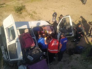 SİİRT (AA) – Siirt'in Baykan ilçesinde minibüsün şarampole devrilmesi sonucu