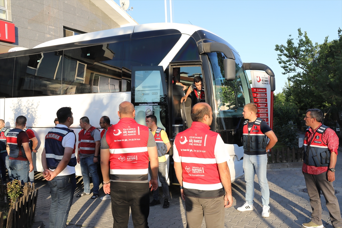 Sınır dışı edilecek 209 Afganistan uyruklu Edirne'den İstanbul'a gönderildi