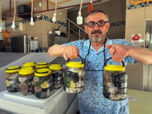 SİNOP (AA) – Karadeniz'de balık sezonunda avlanarak kavanozlara konulan palamut,