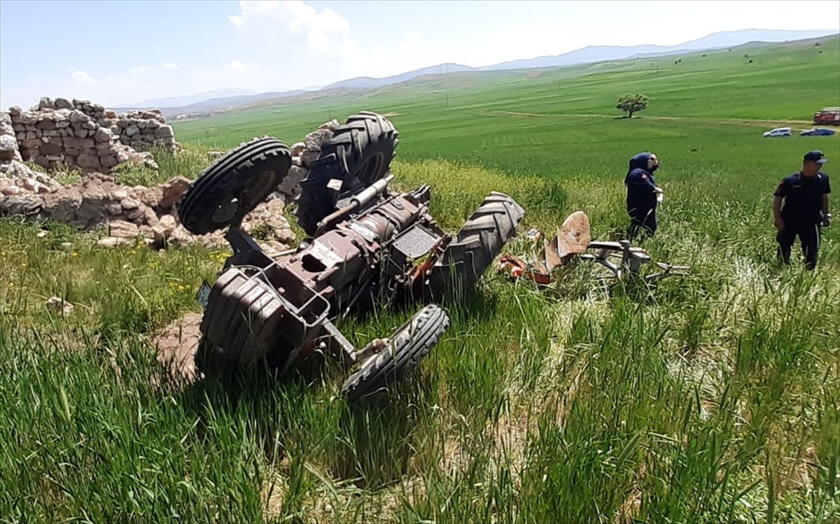 Sivas'ta devrilen traktördeki 1 kişi öldü, 1 kişi yaralandı