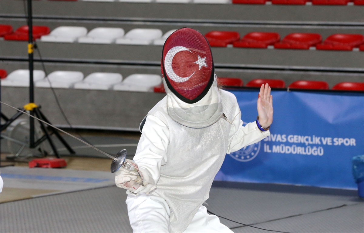 Sivas'ta düzenlenen Türkiye Eskrim Şampiyonası devam ediyor
