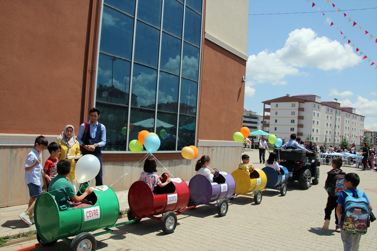 Sivas'ta öğrenciler çöp varillerinden “gezici kütüphane” oluşturdu