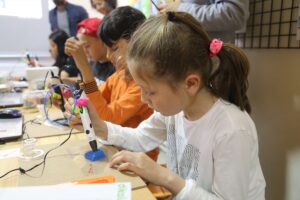 BURSA (AA) – Türkiye'nin dört bir yanındaki çocuklara eğitim desteği