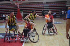 - Galatasaray Tunç Holding'i 64-50 yenen Fenerbahçe, seriyi eşitledi