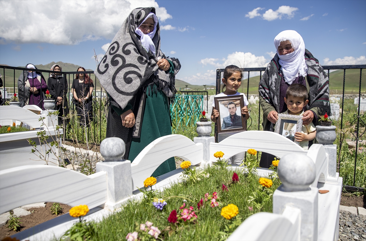 Terör örgütü PKK'nın üç yıl önce katlettiği amca ve yeğeni mezarları başında anıldı