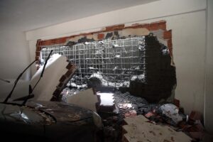 TOKAT (AA) – Tokat'ta apartmanın otopark duvarının üzerine devrilmesi sonucu