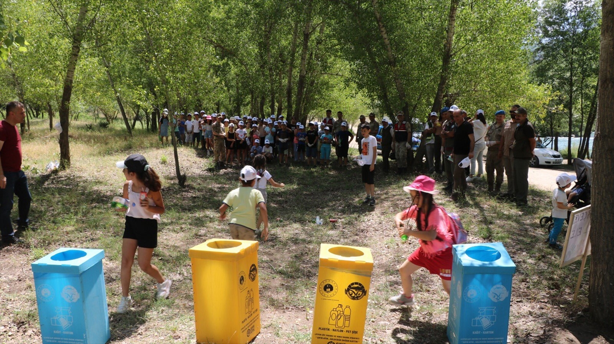 Tunceli'de öğrenciler Munzur Vadisi'nde çöp topladı