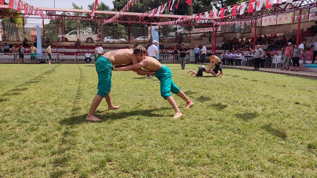 Türkiye Okul Sporları Karakucak Güreşi müsabakaları Kahramanmaraş'ta başladı