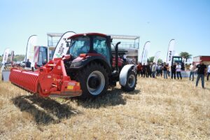 KIRKLARELİ (AA) – TürkTraktör, Kırklareli'nin İnece beldesinde traktörleri tanıtmak için