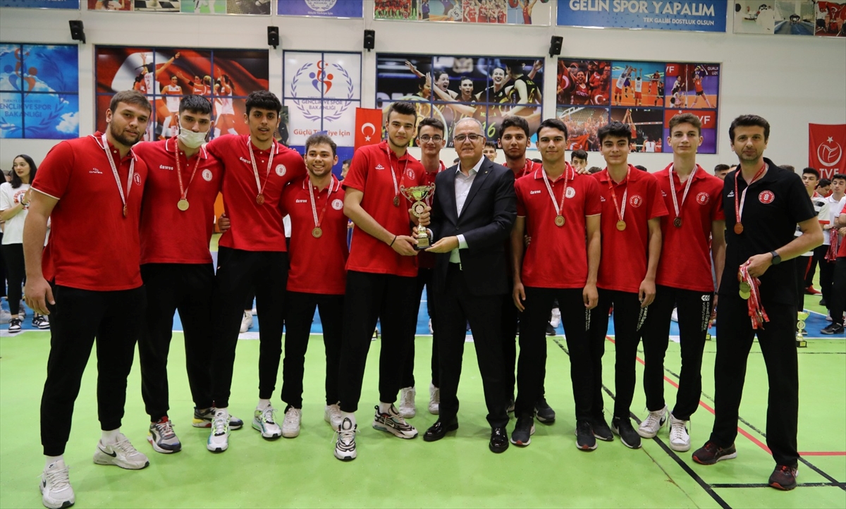 TVF Başkanı Mehmet Akif Üstündağ, genç voleybolcularla bir araya geldi