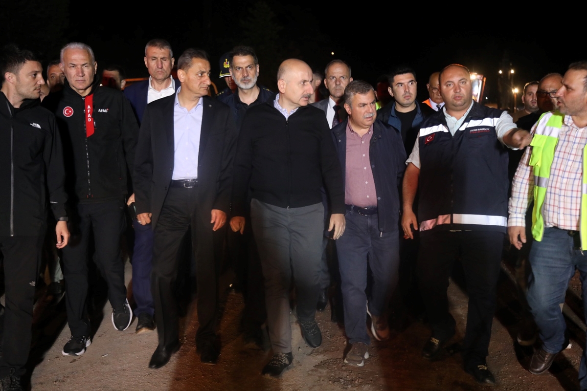Ulaştırma ve Altyapı Bakanı Karaismailoğlu, selden etkilenen Sinop'ta incelemelerde bulundu:
