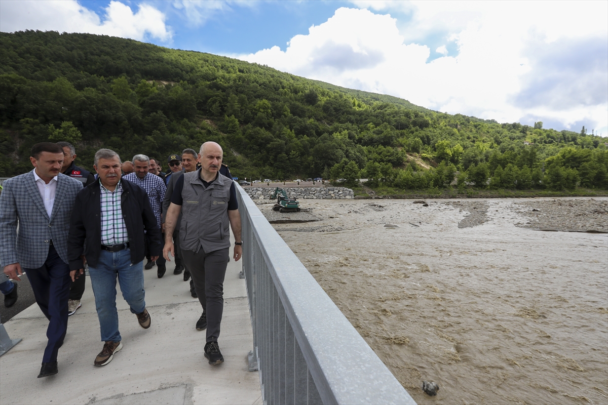 Ulaştırma ve Altyapı Bakanı Karaismailoğlu, selden etkilenen Sinop'ta: