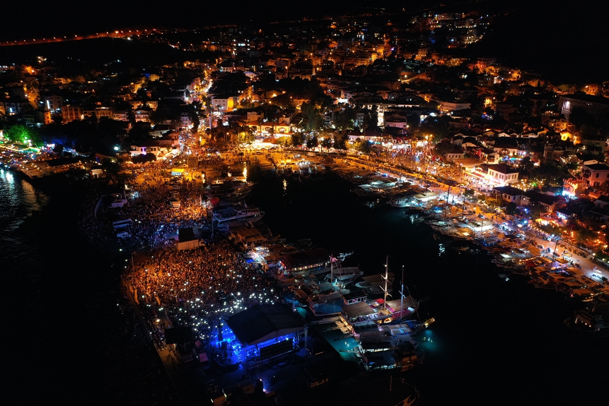 Uluslararası Likya Kaş Kültür ve Sanat Festivali'nde Hadise sahne aldı