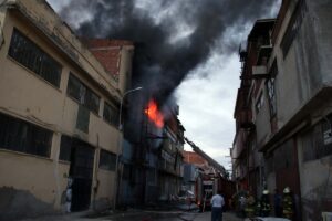 UŞAK (AA) – Uşak'ta iki katlı tekstil atölyesinde çıkan yangın