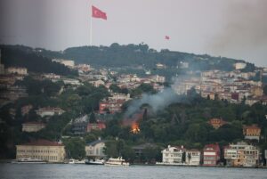 İSTANBUL (AA) – İstanbul Üsküdar'da ahşap binada çıkan yangın, itfaiye