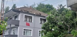 ZONGULDAK (AA) – Zonguldak'ın Kilimli ilçesinde etkili olan hortum zarara