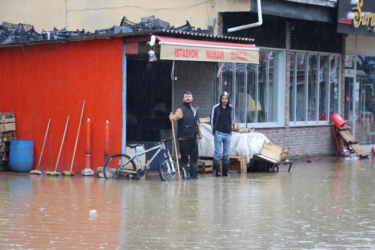 Zonguldak'ta sağanak nedeniyle Filyos Çayı taştı, ev ve iş yerlerini su bastı