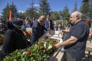 - İçişleri Bakanı Soylu, şehitlerin kabirlerine karanfil bıraktı