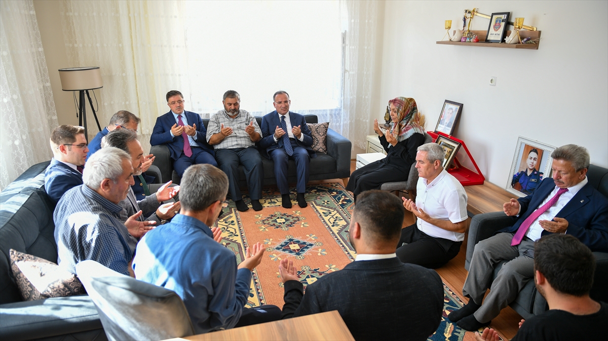 Adalet Bakanı Bekir Bozdağ, Yozgat'ta şehit ailesini ziyaret etti
