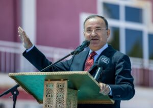 - "Bir masanın etrafında hangi sırada oturacaklarında, kimin önde, kimi