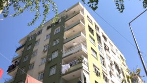 - Alt kattaki dairelerin çamaşır iplerine takılarak toprak zemine düşen