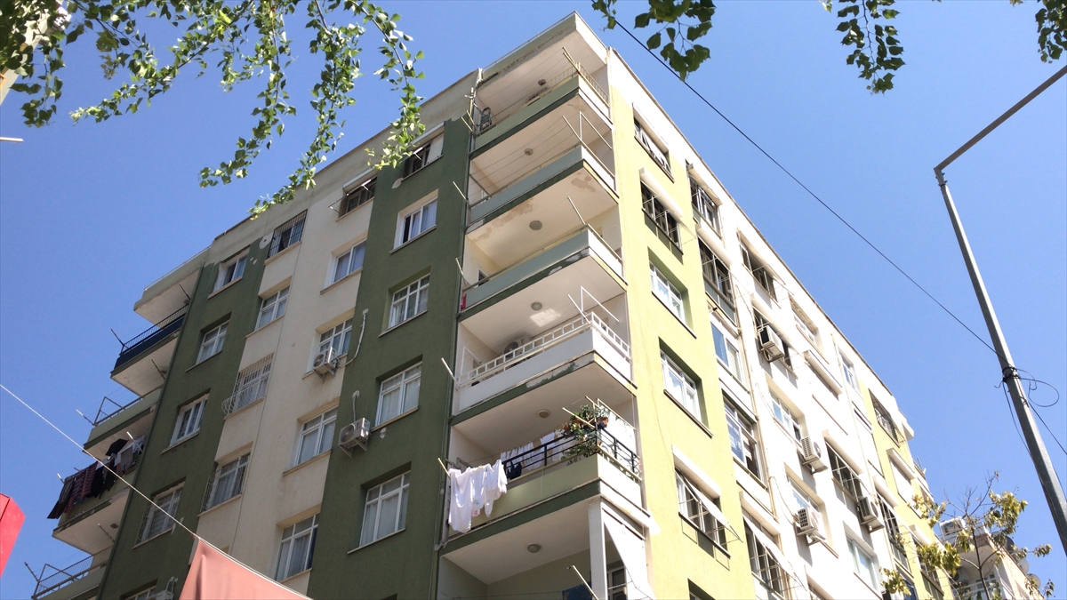 - Alt kattaki dairelerin çamaşır iplerine takılarak toprak zemine düşen