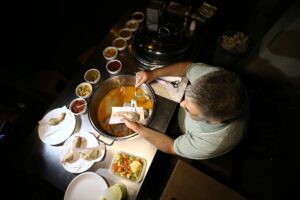 - Şırdancılar, coğrafi işaret tescilli ürünü sattıkları seyyar tezgahlarını akşam