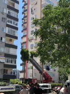 ADANA (AA) – Adana'da bir apartmanı boyadığı esnada asansör halatının