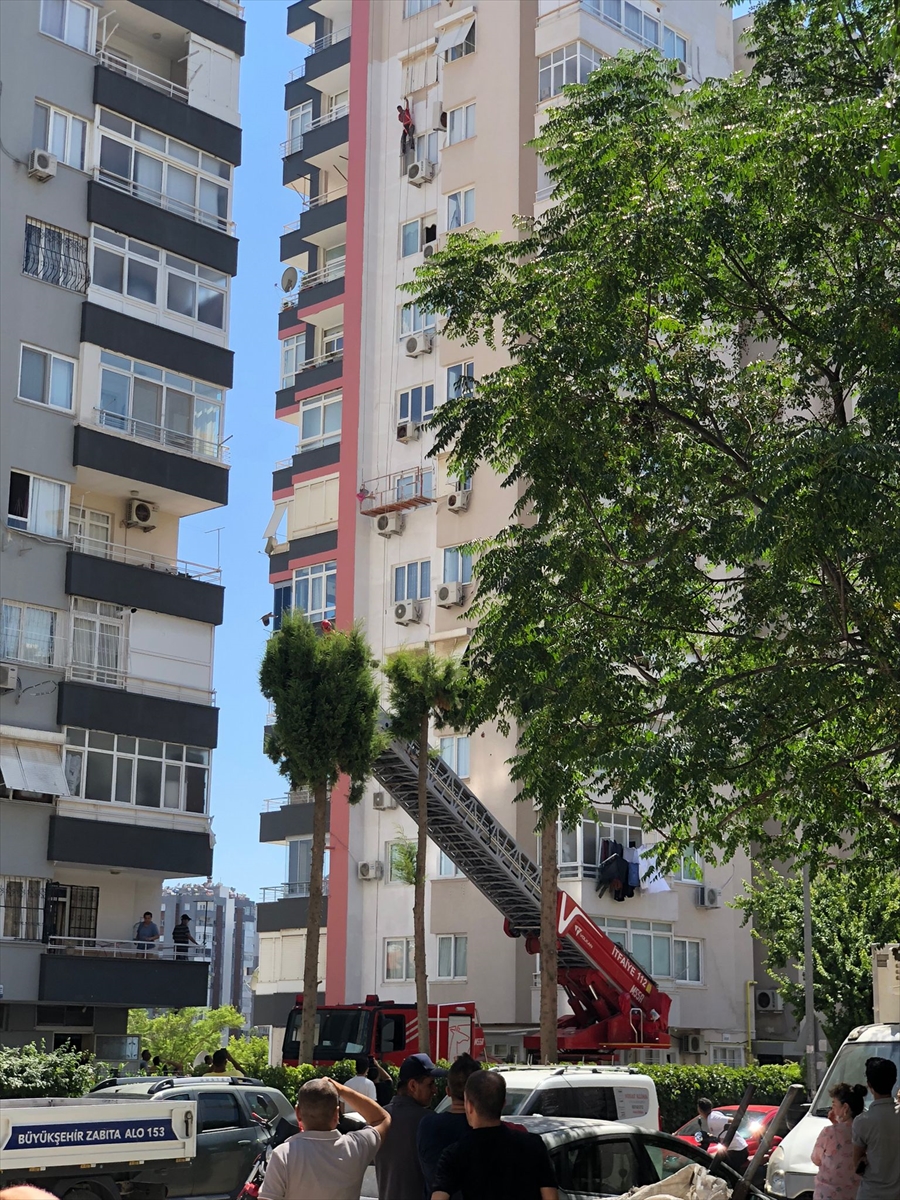 Adana'da emniyet halatında asılı kalan işçi kurtarıldı