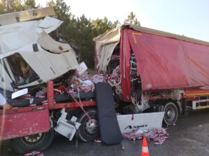 AFYONKARAHİSAR (AA) – Afyonkarahisar'ın Bayat ilçesinde iki tırın çarpışması sonucu